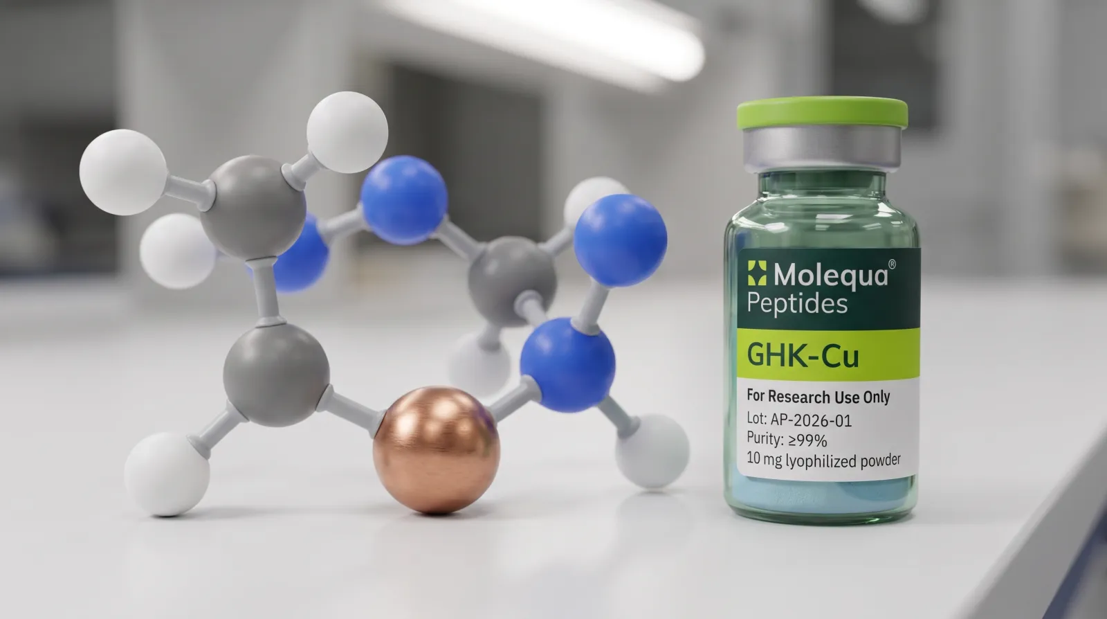 Kugel-Stab-Modell des Kupferpeptids GHK-Cu mit Kupferion neben einer Vial auf einer Laborbank