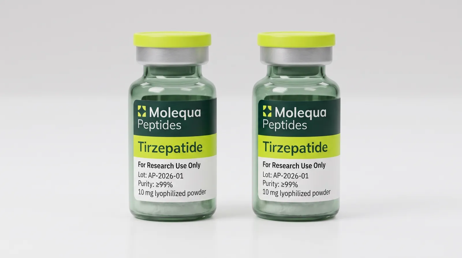 Deux flacons de tirzepatide côte à côte sur une paillasse de laboratoire, poudre lyophilisée au fond